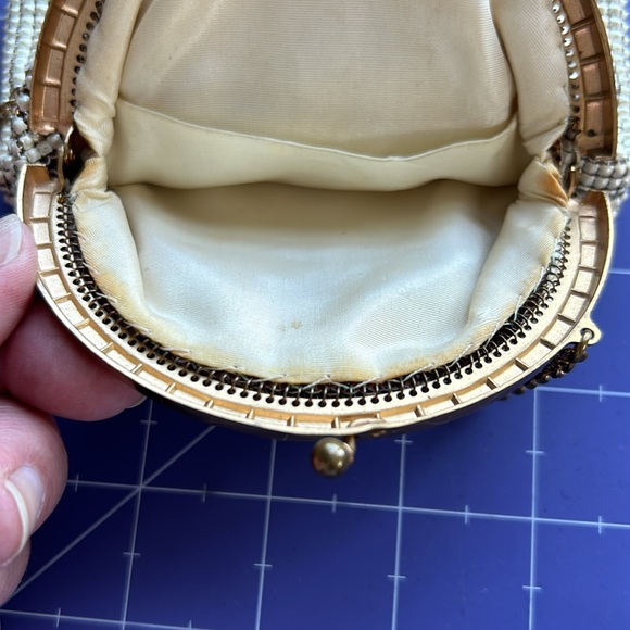 Vintage Whiting & Davis Co. mesh small compact handbag with gold tone hardware - Picture 12 of 14